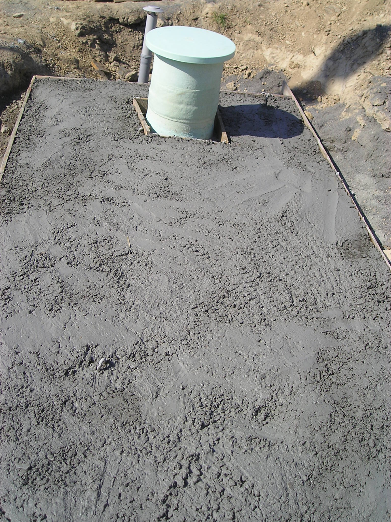 15.9.2006 detail betonu na jímce.jpg